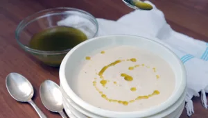 מתכון למרק קרם שורשים עם שמן בזיליקום