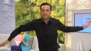 אקי אבני רוקד על הבוקר