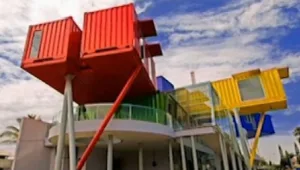 מחוף לקופסא: האנשים שעברו לשכונת המכולות הראשונה בארץ