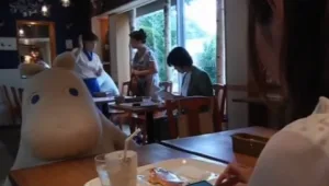 בובה, אפשר להזמין אותך לקפה?