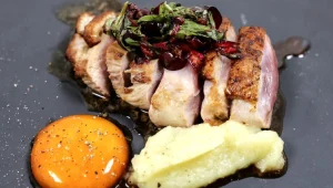 "אדמה חרוכה": חזה ברווז צרוב לצד קרם כרישה וחלמון כבוש בסויה