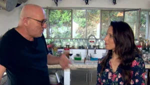 לא על הלחם לבדו: ארז קומרובסקי פותח שולחן - ואת הלב