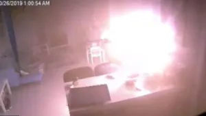 תיעוד: הפעוטה שנמלטה ברגע האחרון מהבית הבוער באריאל