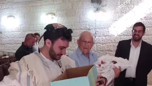 בעזרת השם: אב הגריל את שם בנו לעיני הקהל בברית המילה • צפו