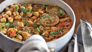 תבשיל חצילים, חומוס ועגבניות