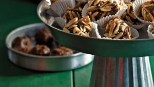 כדורי פירות מיובשים עטופים בשקדים