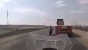 רוכב אופנוע נסע נגד כיוון התנועה - במהירות של 200 קמ"ש • צפו