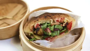 סביח אסייתי: המתכון המושחת לפיתה חציל בענן של "פנדה פיתה"