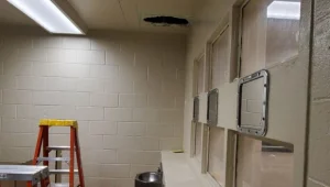 נמלטים, גרסת המציאות: שני חשודים ברצח חפרו חור בתקרה - וברחו