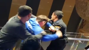 צעיר הוכה ע"י שוטרים בקולנוע: "הרים אותי כמו סמרטוט" • תיעוד