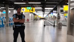 לחצן מצוקה במטוס הופעל בטעות: מצב חירום הוכרז בשד"ת באמסטרדם