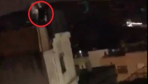 אישום: שוטרים הגיעו לבית בשל אלימות במשפחה - והותקפו