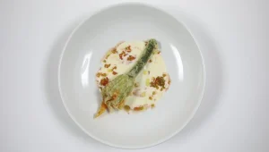 מנה שמחוברת לטבע: פרחי קישוא ממולאים על קרם גבינת קדוש