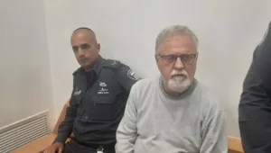 הרופא החשוד ברצח אשתו נשלח לבדיקה פסיכיאטרית; מעצרו הוארך