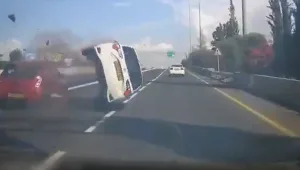 הנהגת שרכבה תועד מתהפך בכביש 4: "זה היה כמו סרט בהילוך איטי"