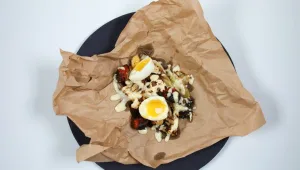 "כרוב גנוב": כרוב צלוי עם עגבניות שרי, בולגרית, איולי וביצה רכה של אבישי ארג'נטרו