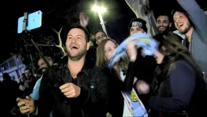 גיא הוכמן הפך את העקיצה - למקצוע: "אני מת לחטוף בוקס בפנים"