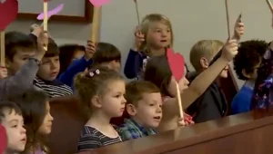 "כולם התרגשו": חבריו של בן ה-5 הגיעו לדיון על אימוצו • צפו