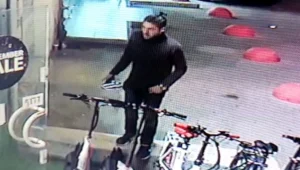 גנב קורקינט חשמלי מחנות בירושלים - בזמן שהייתה פתוחה • צפו