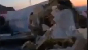 קזחסטן: לפחות 12 בני אדם נהרגו בהתרסקות מטוס נוסעים באלמטי