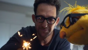 מפלצות קטנות, עונה 2, פרק 7: מסיבת יום העצמאות