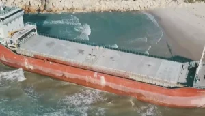 אטרקציה באשדוד: אוניית משא נסחפה לחוף בשל מזג האוויר הסוער