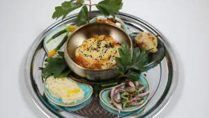 מאפה במילוי גבינות ועשבי תיבול עם דבש ומאזטים | המתכון של השף יוסי שטרית