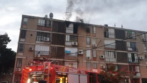 טיפס לקומה ה-4 בעזרת הסורגים - וחילץ בן 4 שנלכד בדירה הבוערת