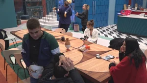 גדי נשבר ומפנה כלים לכיור