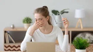 משקפיים או ניתוח לייזר: פרופ׳ אירית בכר מסבירה את ההבדלים