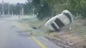 תיעוד: מתחמק מרכב שסטה לנתיבו, פוגע בשלט - ומתהפך פעמיים