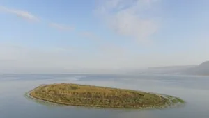 סוד האי הנעלם: האיש שמתעד בכל יום את עליית מפלס המים בכינרת