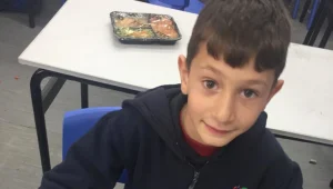 ילד נמצא מת בבור מים, גנץ יכריע אם לטוס לארה"ב • כותרות השבת