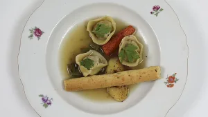 המתכון של השף אסף גרניט למרק עוף עם קרעפלך מסורתי ופטה כבדים