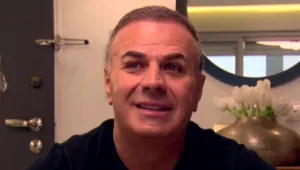 בשביל האושר: תמיר גל נשאר נאמן למוזיקת הדיכאון וכובש את ת"א