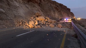 צלע הר קרסה לתוך כביש ליד ים המלח - וחסמה את התנועה • תיעוד