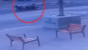 תיעוד: הרכיבה את שתי בנותיה על אופניים - והתרסקה