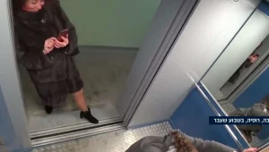 אמן הציב תמונה של פוטין במעלית ברוסיה - ותיעד תגובות הדיירים