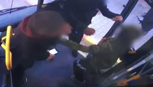 תיעוד: 3 צעירים היכו כרטיסן שדרש מהם כרטיס נסיעה באוטובוס