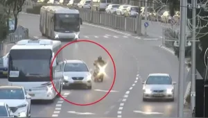 רוכב אופנוע תקף אישה בהיריון - רק כי רצתה לעבור נתיב • תיעוד