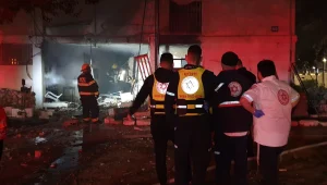 כמו בסרט: אדם רץ לבית בוער באשדוד - כדי לחלץ לכודים • תיעוד