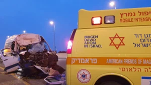 הרוג ועשרה פצועים בתאונת דרכים בין משאית למיניבוס בכביש 40