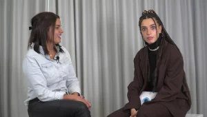 "אני עוקבת אחרייך ואת לא מגיבה לי": מי הדיירת שבאה לסגור חשבון עם עדן פינס בראיון בית המלון?