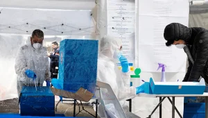 מסכות, עיכובים – ועצבים: מבודדי הקורונה יצאו לקלפיות