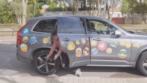 אוטו הצחוק פרק 3: מסלול ההצחקה שלכם הצופים, הישר אל הבית ואין צורך לצאת!