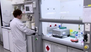 "לא ישנים בלילות": המרוץ העולמי אחר חיסון נגד הקורונה