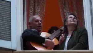 שרים מהמרפסות: כך מעבירים אזרחי איטליה את הסגר