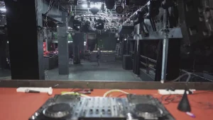 אין יותר מועדונים: חיי הלילה ב"עיר ללא הפסקה" - עצרו מלכת