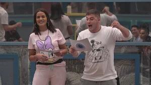 כשרד אורבך משתלט על הבית ומבקש מאודליה וגדי לשיר שיר של אדל