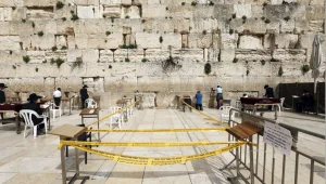איך נראה הכותל בימים שבהם אסור לנשק את האבנים מחשש לקורונה?
